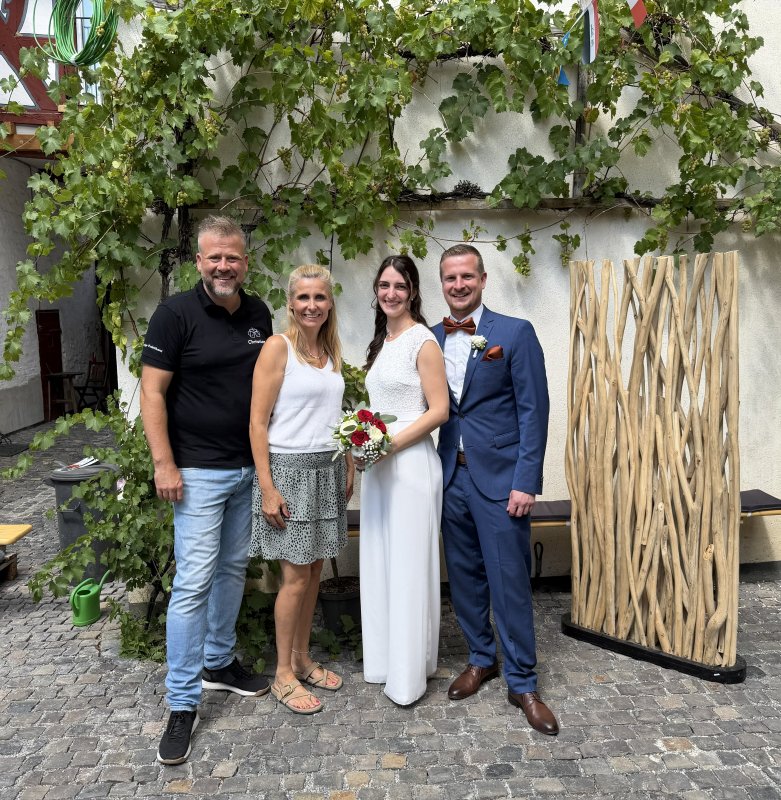 Hochzeitsgesellschaft im Sellinishof