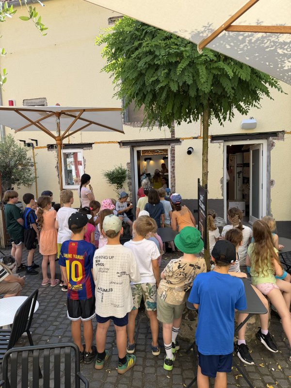 Die Regenbogenschule zu Gast im Sellinis Eisparadies