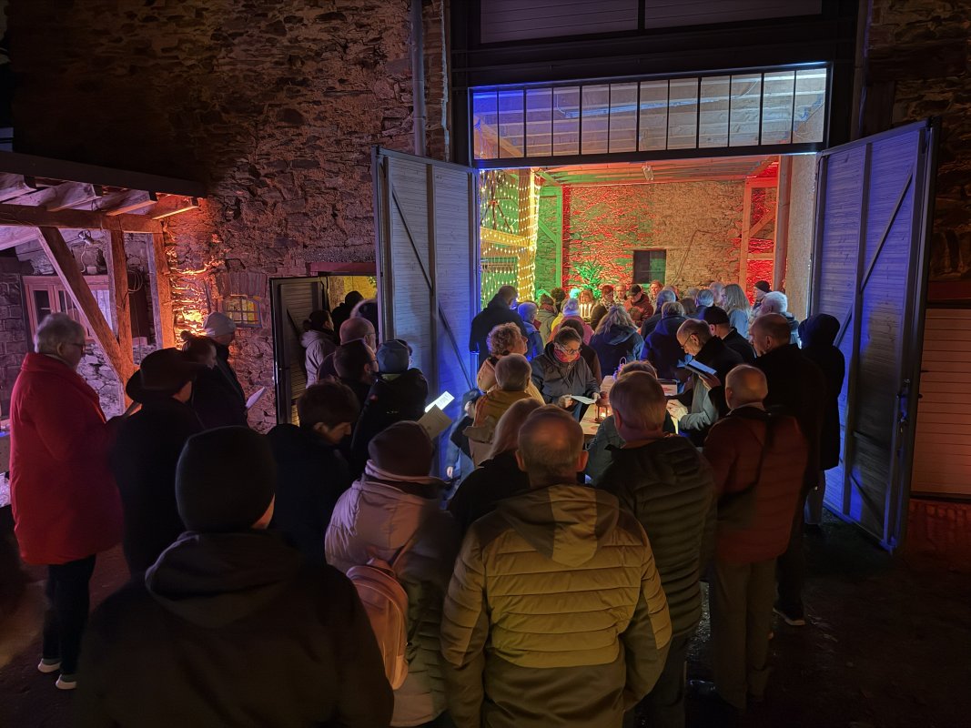 Ein Türchen des Erbacher Dorfadventskalenders an der Kirchenkrippe