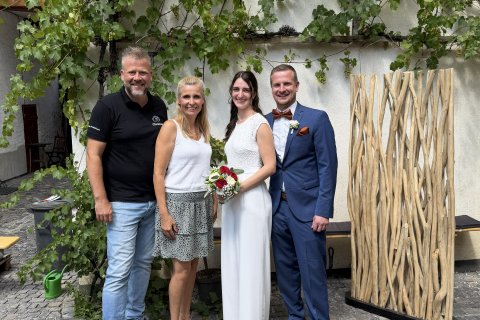 Hochzeitsgesellschaft im Sellinishof