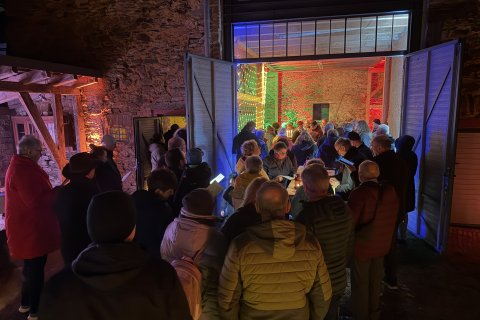 Ein Türchen des Erbacher Dorfadventskalenders an der Kirchenkrippe