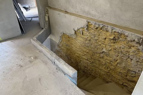 Freigelegtes Bruchsteinmauerwerk an der Kellertreppe