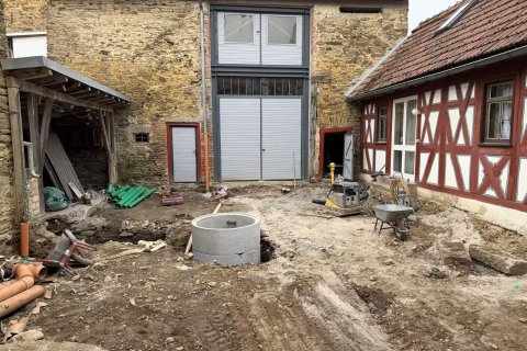 Neue Leitungen werden im Hof verlegt